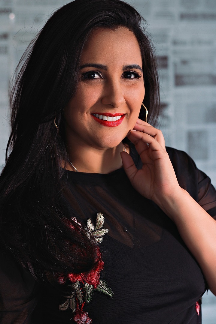 melhores-fotos-ensaio-e-feminino-winnie-rosa-fotografo-ensaios-rs-trinta-anos--fotos-diferentes-com-jornal--melhores-fotos-30-anos-rs-em-casa--fotografa-em-casa-com-jornal-winnie-rosa---fotos-vila-maria-barra-mansa-rj—criativa-jornal-fica-em-casa