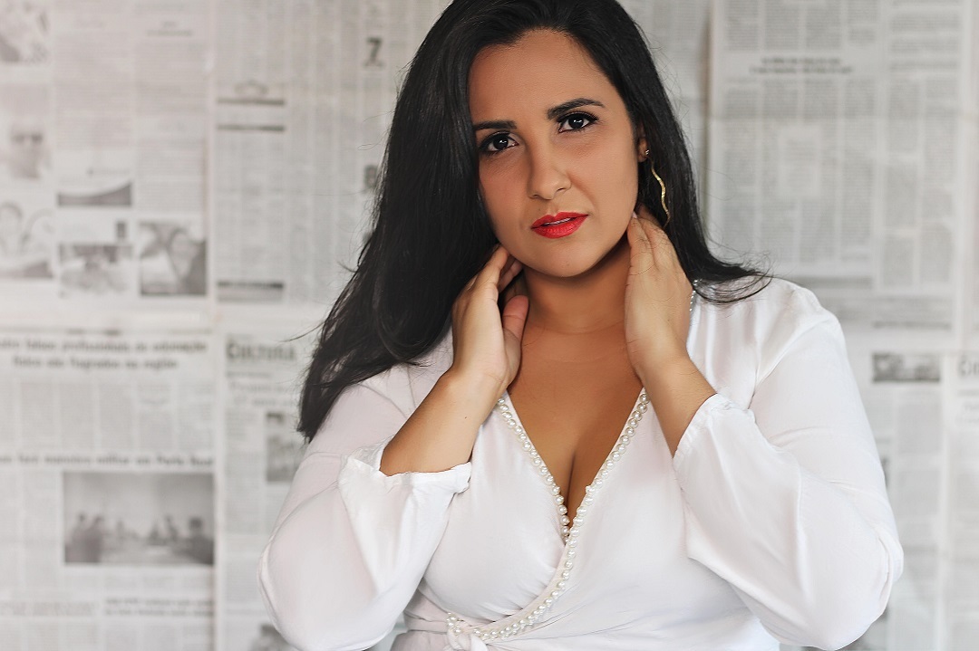 melhores-fotos-ensaio-e-feminino-winnie-rosa-fotografo-ensaios-rs-trinta-anos--fotos-diferentes-com-jornal--melhores-fotos-30-anos-rs-em-casa--fotografa-em-casa-com-jornal-winnie-rosa---fotos-vila-maria-barra-mansa-rj—criativa-jornal-fica-em-casa