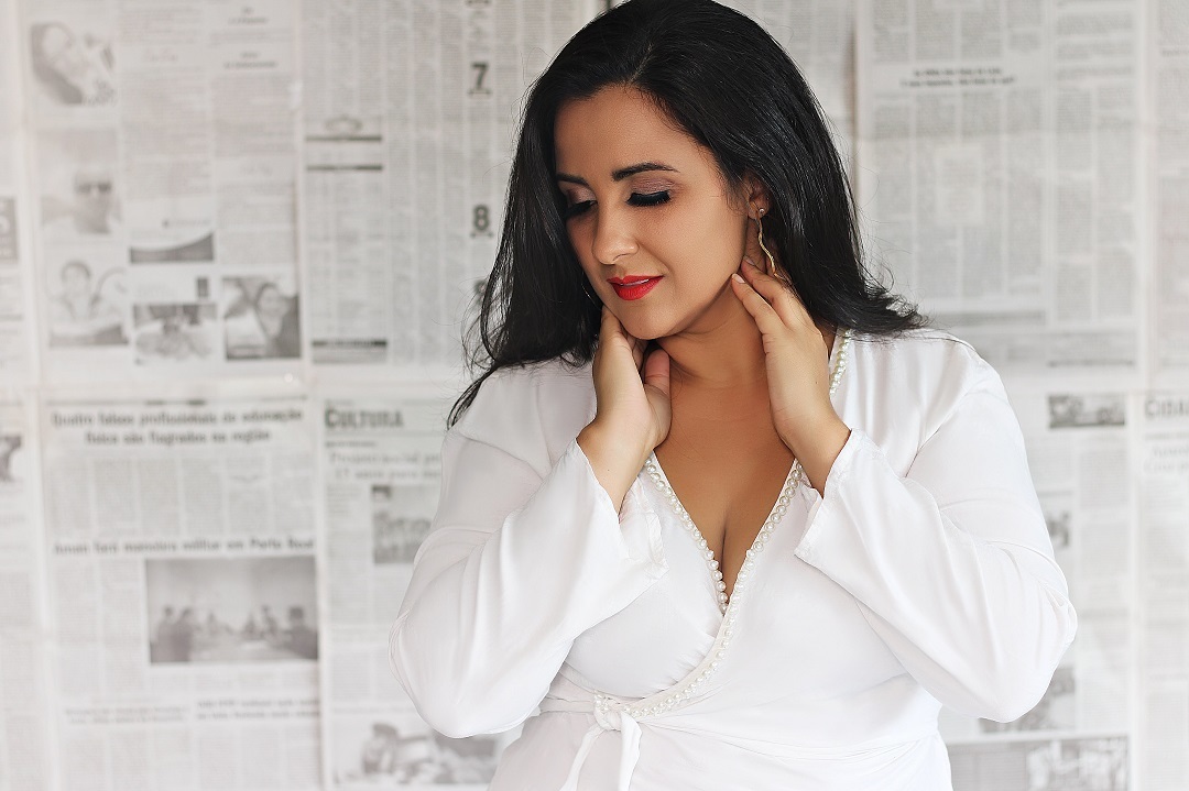 melhores-fotos-ensaio-e-feminino-winnie-rosa-fotografo-ensaios-rs-trinta-anos--fotos-diferentes-com-jornal--melhores-fotos-30-anos-rs-em-casa--fotografa-em-casa-com-jornal-winnie-rosa---fotos-vila-maria-barra-mansa-rj—criativa-jornal-fica-em-casa