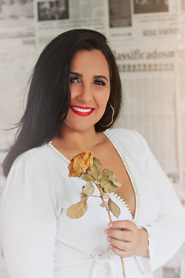 melhores-fotos-ensaio-e-feminino-winnie-rosa-fotografo-ensaios-rs-trinta-anos--fotos-diferentes-com-jornal--melhores-fotos-30-anos-rs-em-casa--fotografa-em-casa-com-jornal-winnie-rosa---fotos-vila-maria-barra-mansa-rj—criativa-jornal-fica-em-casa-flores