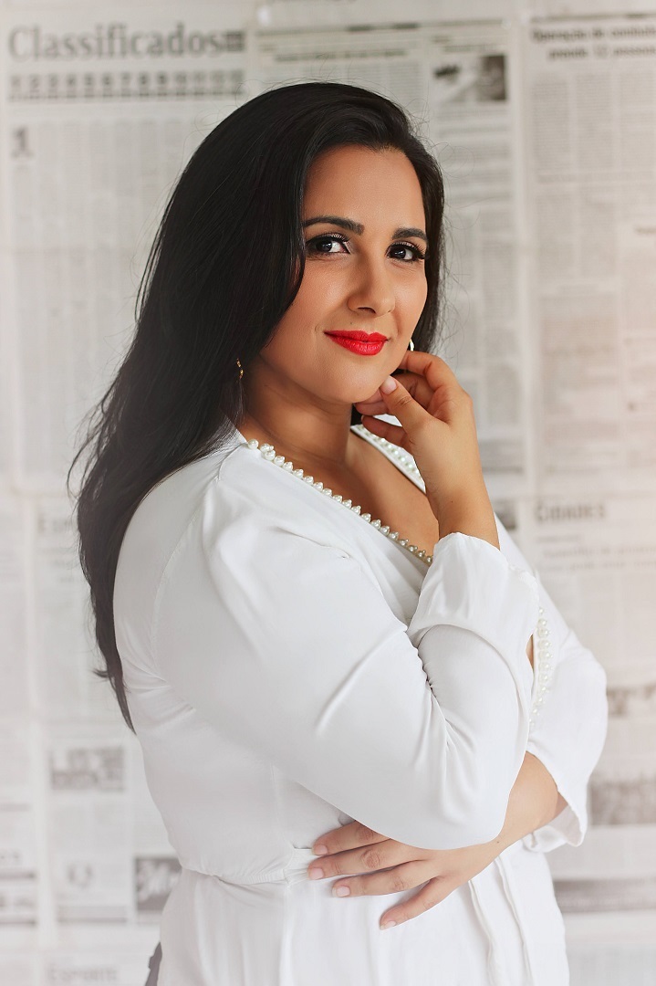 melhores-fotos-ensaio-e-feminino-winnie-rosa-fotografo-ensaios-rs-trinta-anos--fotos-diferentes-com-jornal--melhores-fotos-30-anos-rs-em-casa--fotografa-em-casa-com-jornal-winnie-rosa---fotos-vila-maria-barra-mansa-rj—criativa-jornal-fica-em-casa