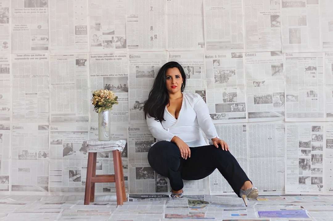 melhores-fotos-ensaio-e-feminino-winnie-rosa-fotografo-ensaios-rs-trinta-anos--fotos-diferentes-com-jornal--melhores-fotos-30-anos-rs-em-casa--fotografa-em-casa-com-jornal-winnie-rosa---fotos-vila-maria-barra-mansa-rj—criativa-jornal-fica-em-casa-flores