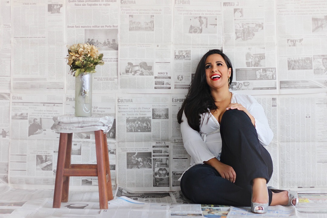 melhores-fotos-ensaio-e-feminino-winnie-rosa-fotografo-ensaios-rs-trinta-anos--fotos-diferentes-com-jornal--melhores-fotos-30-anos-rs-em-casa--fotografa-em-casa-com-jornal-winnie-rosa---fotos-vila-maria-barra-mansa-rj—criativa-jornal-fica-em-casa