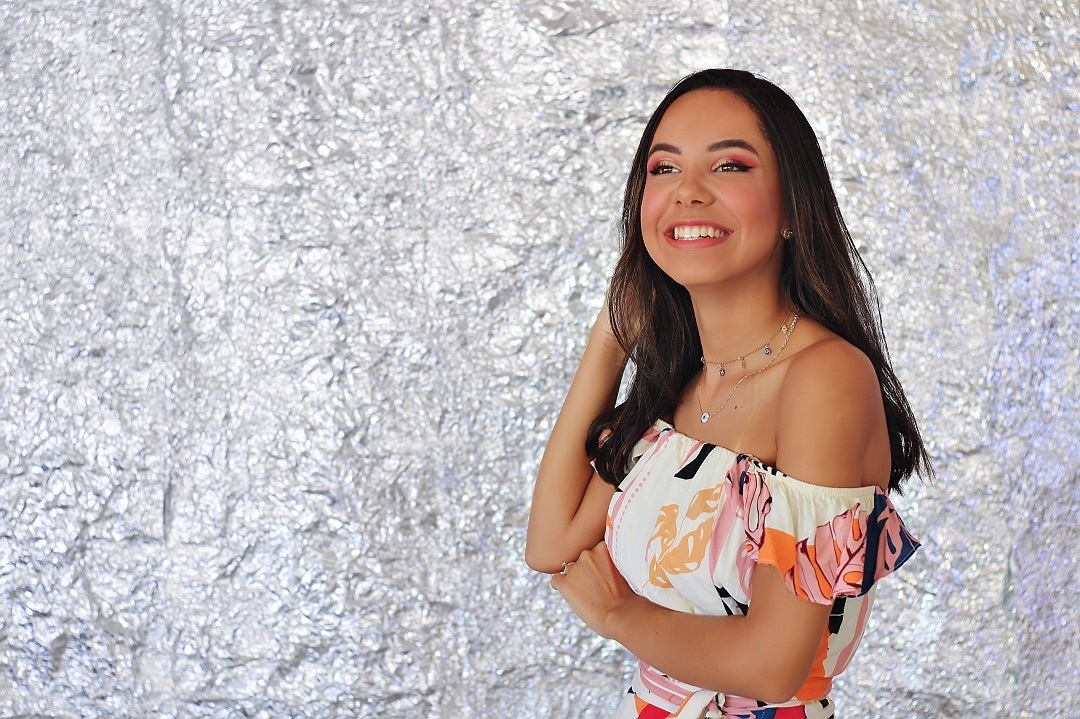 melhores-fotos-ensaio-e-feminino-winnie-rosa-fotografo-ensaios-rs-dezoito-anos--fotos-diferentes-com-papel-aluminio--melhores-fotos-18-anos-rs-em-casa--fotografa-papel-aluminio-winnie-rosa---fotos-vila-maria-barra-mansa-rj--criativa-fica-em-casa