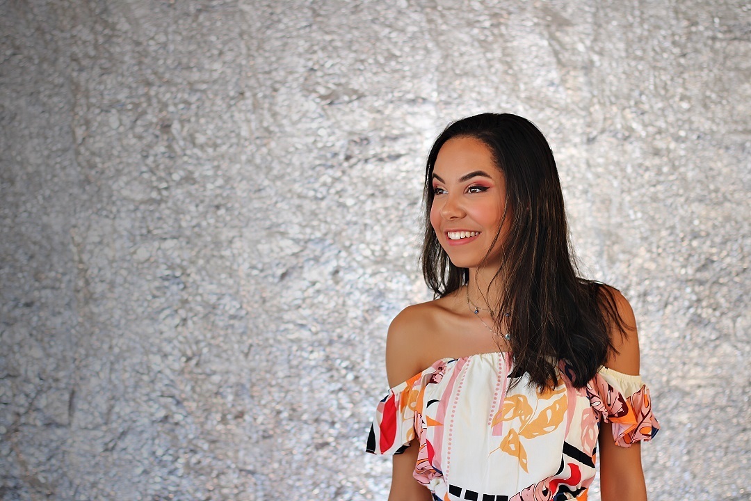 melhores-fotos-ensaio-e-feminino-winnie-rosa-fotografo-ensaios-rs-dezoito-anos--fotos-diferentes-com-papel-aluminio--melhores-fotos-18-anos-rs-em-casa--fotografa-papel-aluminio-winnie-rosa---fotos-vila-maria-barra-mansa-rj--criativa-fica-em-casa