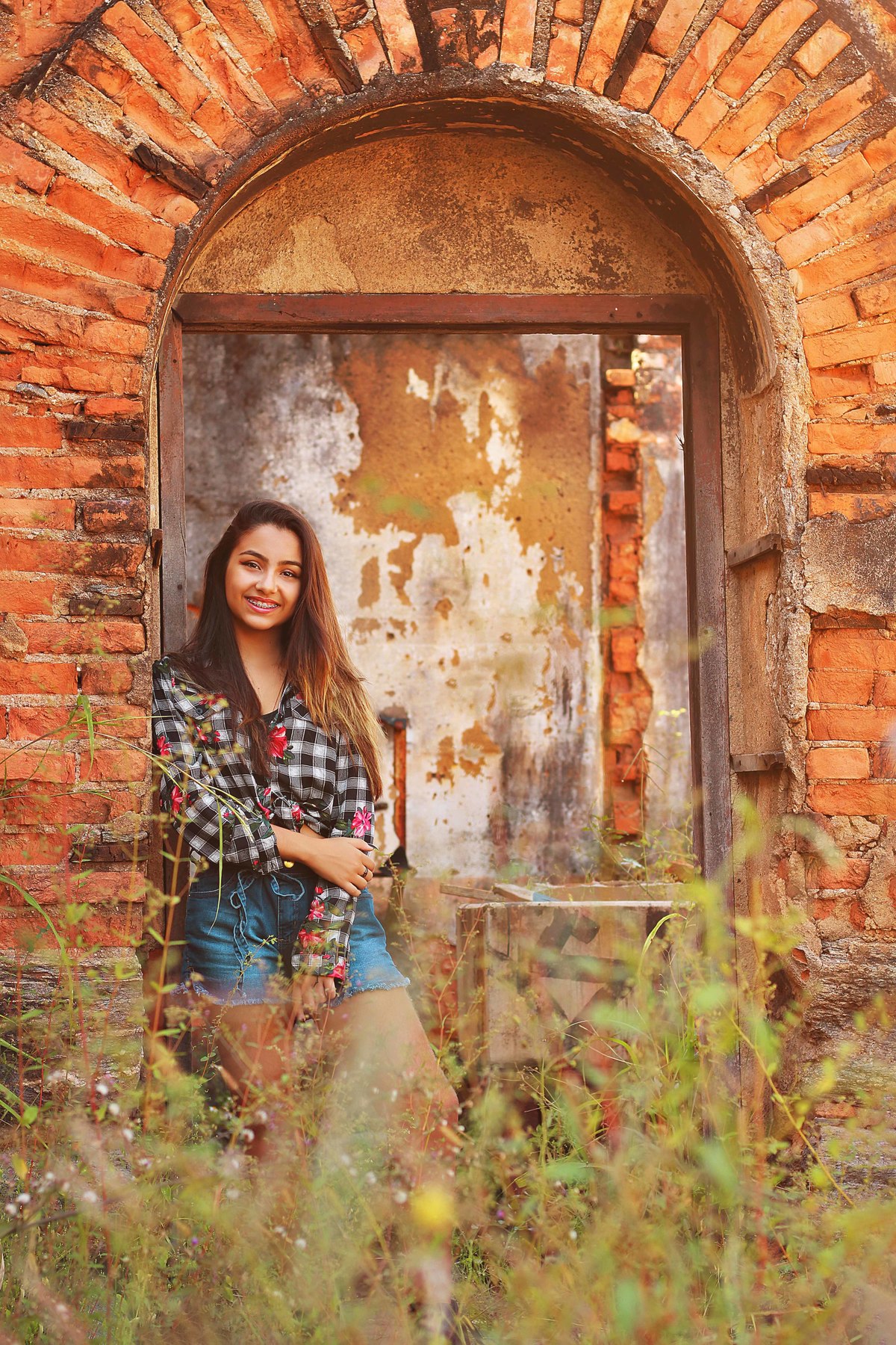 melhores-fotos-ensaio-e-feminino-winnie-rosa-fotografo-ensaios-rs---fotos-diferentes-na-contrução-antiga-treze-anos---melhores-fotos-13-anos-rs-prefeitura-barra-mansa--fotografa-galpão-linha-ferrea-antiga-winnie-rosa---fotos-centro-barra-mansa-rj--criativ