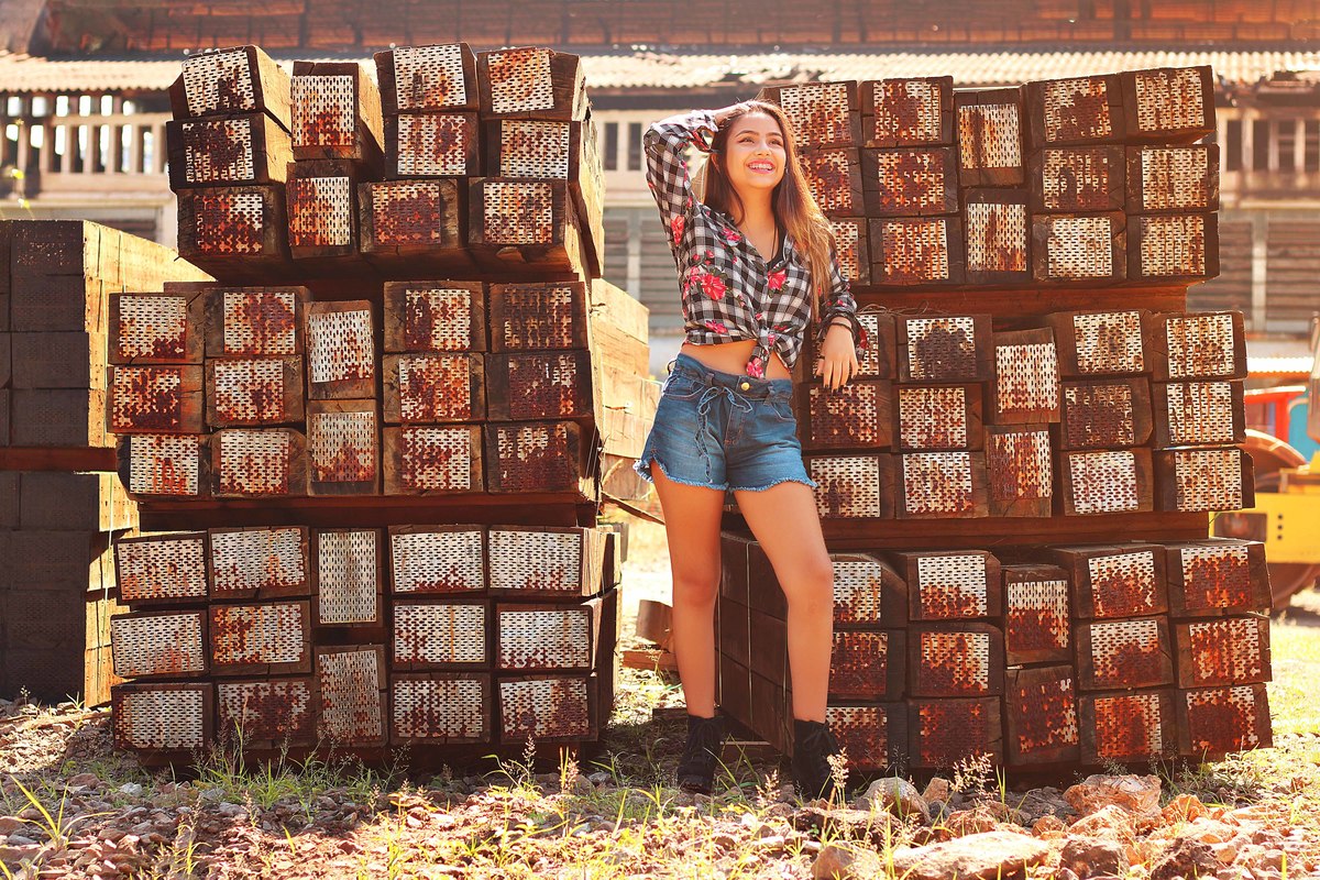 melhores-fotos-ensaio-e-feminino-winnie-rosa-fotografo-ensaios-rs---fotos-diferentes-na-contrução-antiga-treze-anos---melhores-fotos-13-anos-rs-prefeitura-barra-mansa--fotografa-galpão-linha-ferrea-antiga-winnie-rosa---fotos-centro-barra-mansa-rj--criativ