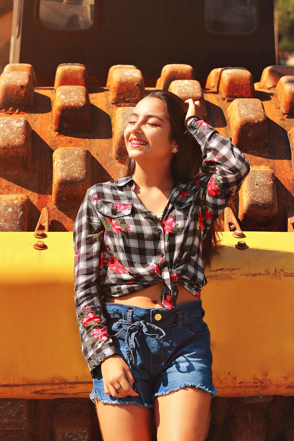 melhores-fotos-ensaio-e-feminino-winnie-rosa-fotografo-ensaios-rs---fotos-diferentes-na-contrução-antiga-treze-anos---melhores-fotos-13-anos-rs-prefeitura-barra-mansa--fotografa-galpão-linha-ferrea-antiga-winnie-rosa---fotos-centro-barra-mansa-rj--criativ