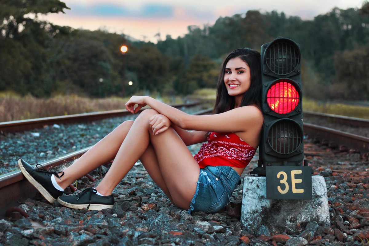melhores-fotos-ensaio-e-feminino-winnie-rosa---fotografo-ensaios-rs---fotos-diferentes-linha-do-trem-quinze-anos---melhores-fotos-15-anos-rs---fotografa-ferrovia-retrato-winnie-rosa---fotos-floriano-barra-mansa-rj---criativa-fotos-e-linha-do-trem