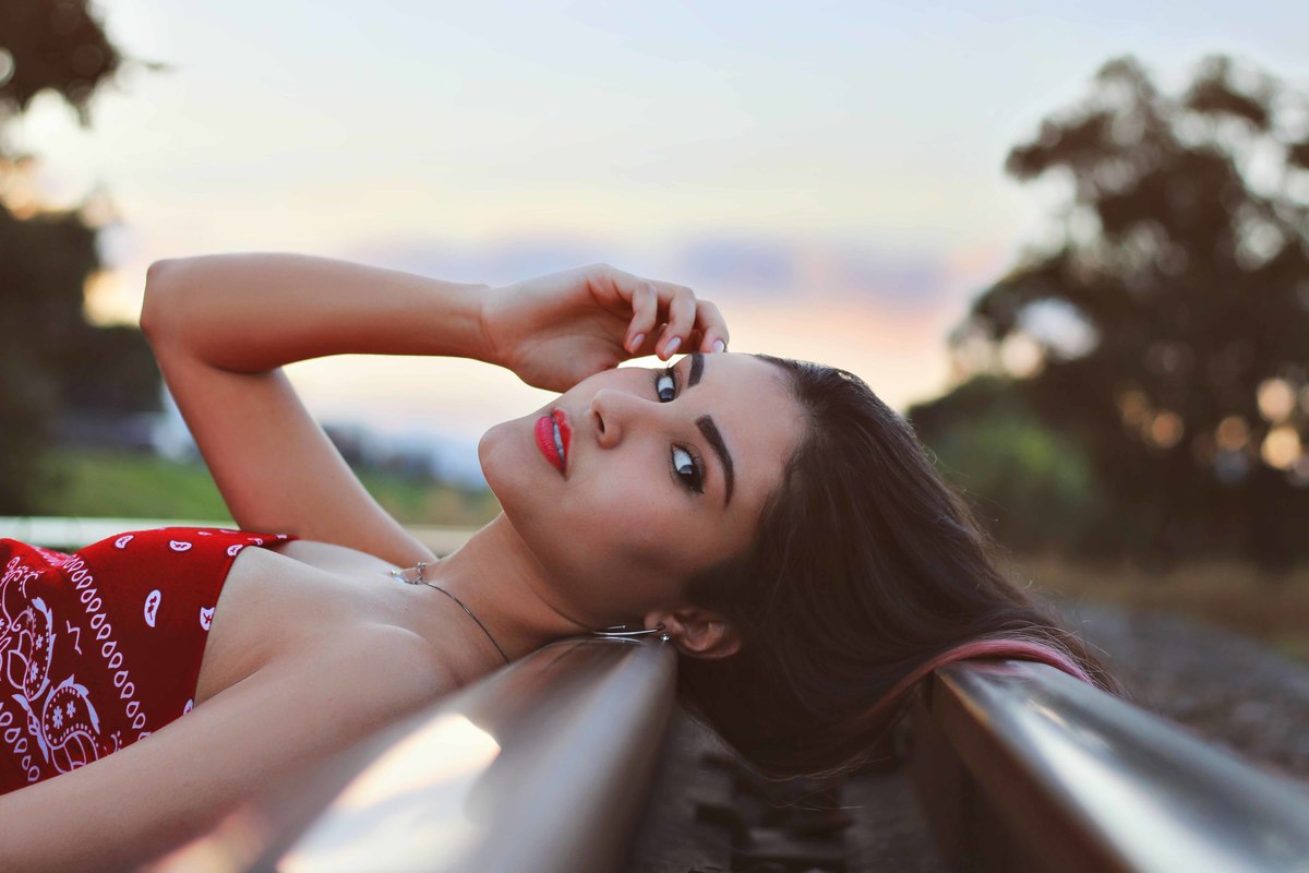 melhores-fotos-ensaio-e-feminino-winnie-rosa---fotografo-ensaios-rs---fotos-diferentes-linha-do-trem-quinze-anos---melhores-fotos-15-anos-rs---fotografa-ferrovia-retrato-winnie-rosa---fotos-floriano-barra-mansa-rj---criativa-fotos-e-linha-do-trem