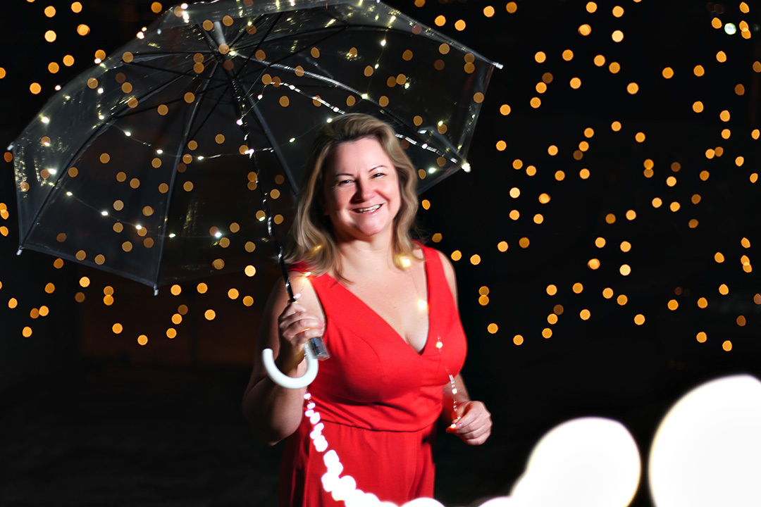 melhores-fotos-ensaio-feminino-winnie-rosa-fotografo-natal-luz de fada-rj-fotos-diferentes-criativas-aniversário-40 anos-melhores-fotos-feminino-ensaio em casa-natal-noel-rj-fotografa-centro de barra mansa-rj-sombrinha transparente-ensaio noturno-diva-luz