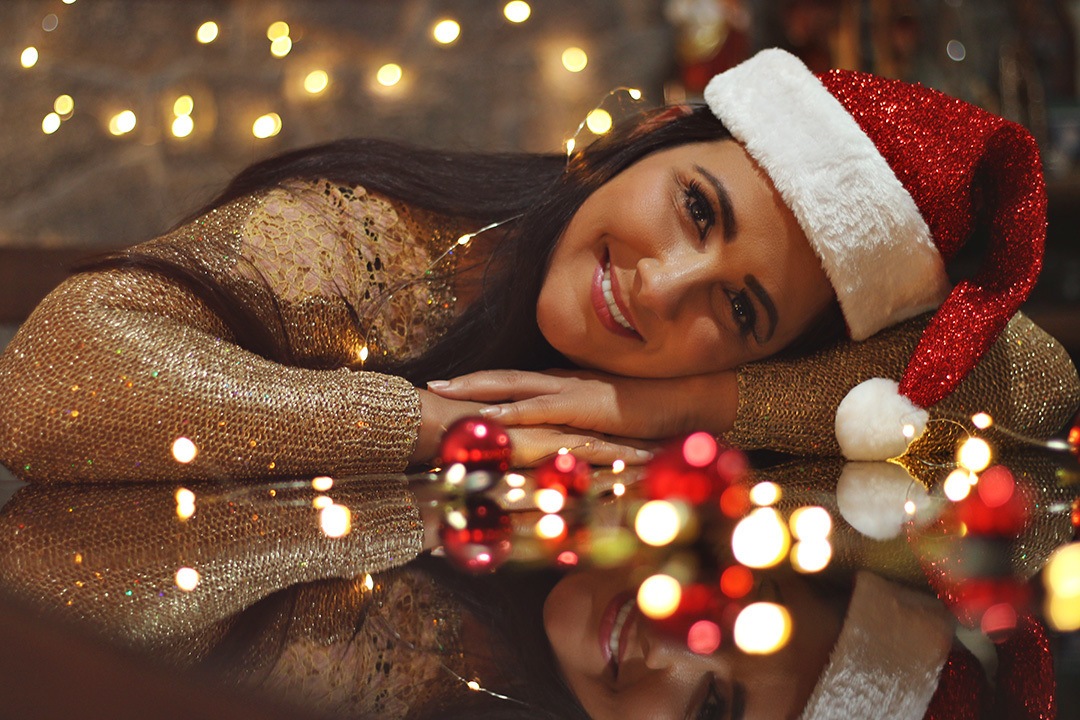 melhores-fotos-ensaio-feminino-winnie-rosa-fotografo-natal-luz de fada-rj-fotos-diferentes-criativas-aniversário-30 anos-televisao-gorro-fotos-feminino-ensaio em casa-natal-noel-rj-fotografa-centro de barra mansa-rj-papai Noel-espelho-enfeite de natal