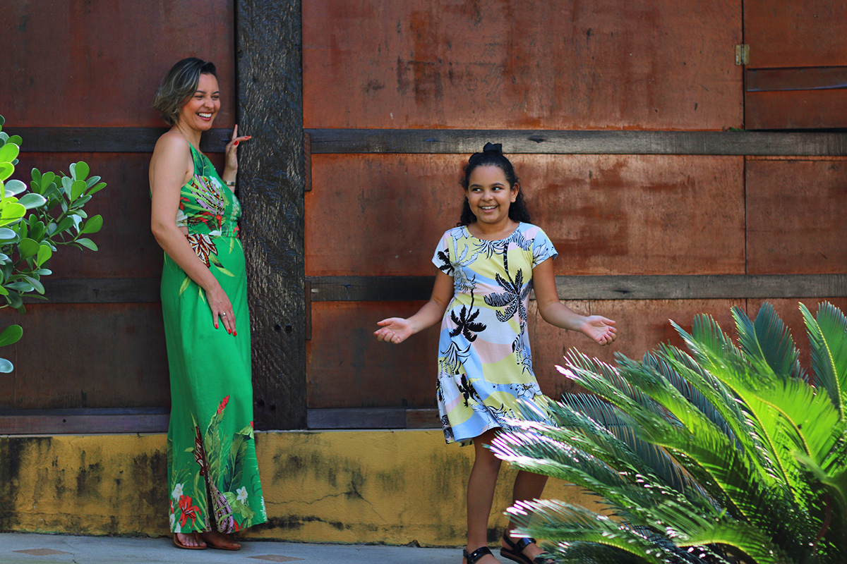 melhores-fotos-ensaio de familia -winnie-rosa-fotografo-ensaios-sp-fotos-diferentes-mãe e filha-ensaio-externo-fotos-floresta-rj-fotografa-retrato-winnie-rosa-fotos-cidade de bananal-sp-criativa-fotos-mãe observando filha dançando