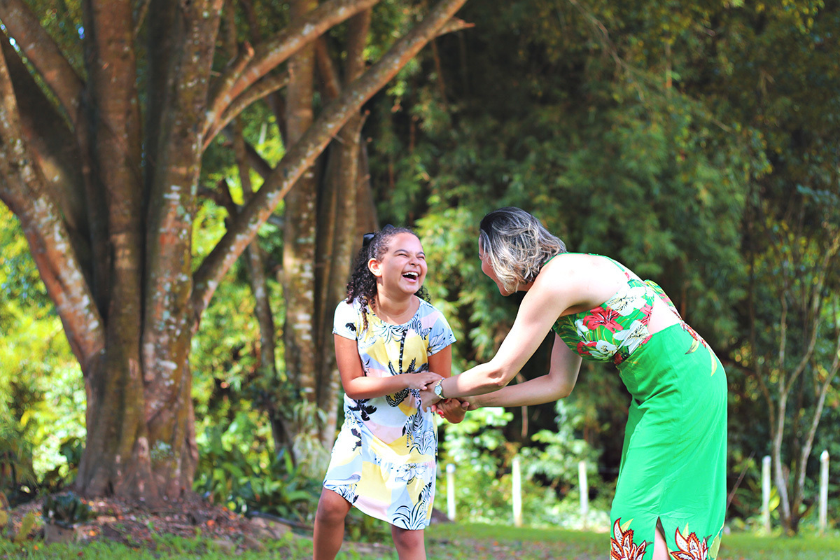 melhores-fotos-ensaio de familia -winnie-rosa-fotografo-ensaios-sp-fotos-diferentes-mãe e filha-ensaio-externo-fotos-floresta-rj-fotografa-retrato-winnie-rosa-fotos-cidade de bananal-sp-criativa-fotos-mãe e filha brincando no campo