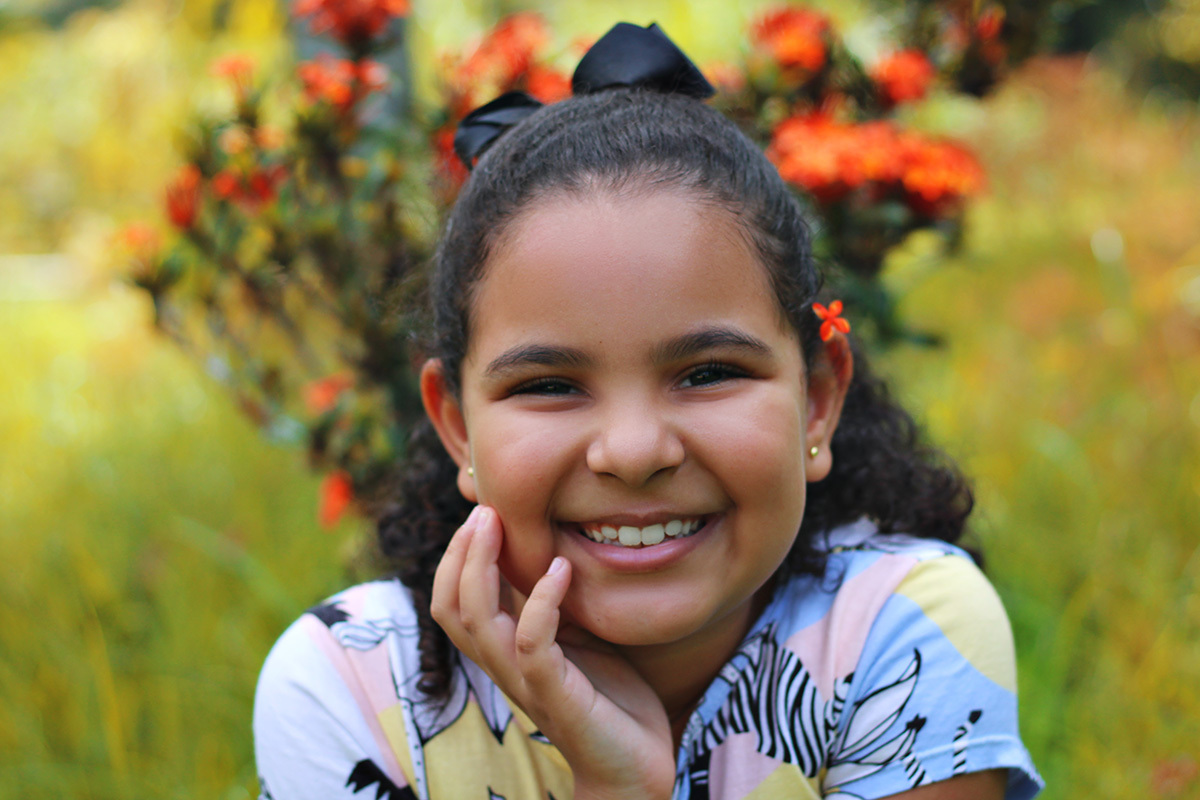 melhores-fotos-ensaio de familia -winnie-rosa-fotografo-ensaios-sp-fotos-diferentes-mãe e filha-ensaio-externo-fotos-floresta-rj-fotografa-retrato-winnie-rosa-fotos-cidade de bananal-sp-criativa-fotos-menina no campo com flores