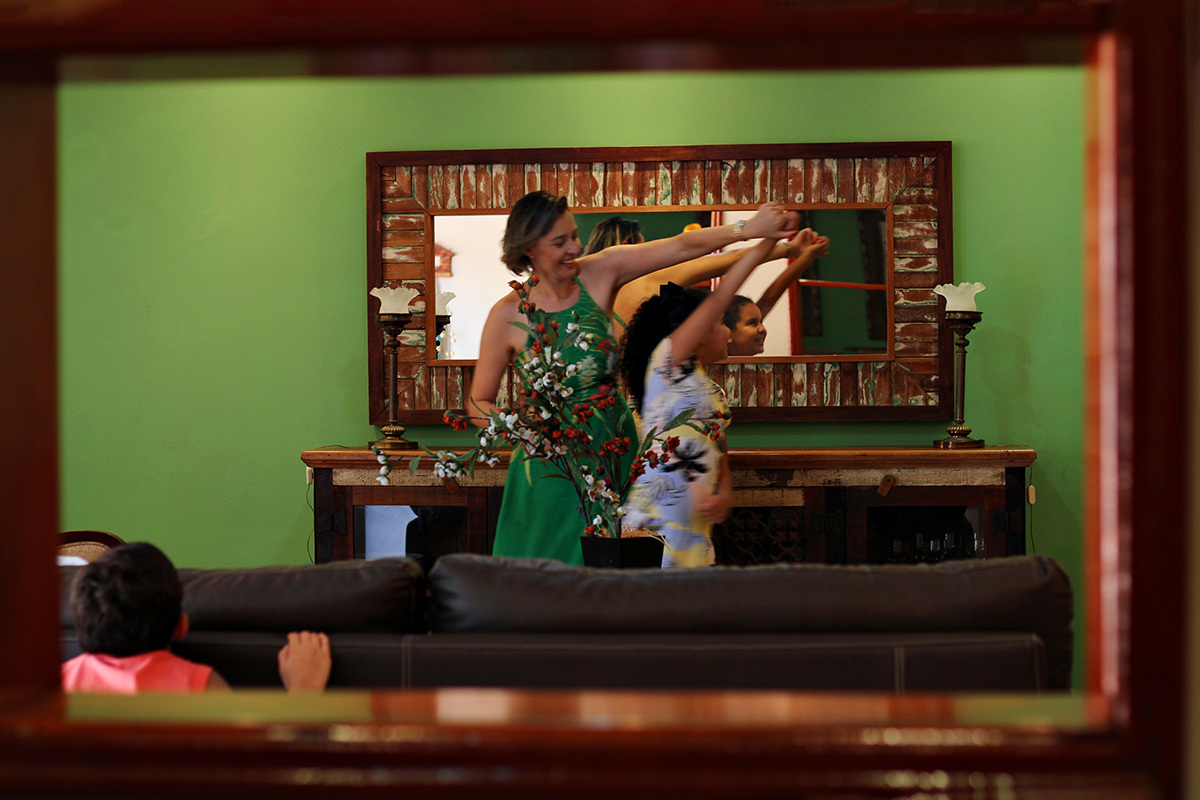 melhores-fotos-ensaio de familia -winnie-rosa-fotografo-ensaios-sp-fotos-diferentes-mãe e filha-ensaio-externo-fotos-floresta-rj-fotografa-retrato-winnie-rosa-fotos-cidade de bananal-sp-criativa-fotos-mãe e filha dançando na sala