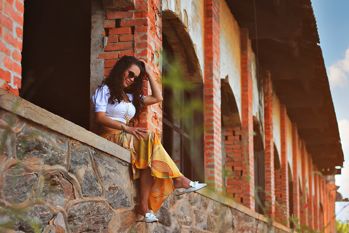 melhores-fotos-ensaio-feminino-winnie-rosa-fotografa-ensaios-rj-fotos-diferentes-aniversário-melhores-fotos-feminina-campos-fotografa-retrato-winnie-rosa-fotos-galpão abandonado-prefeitura-barra-mansa-rj-criativa-fotos-mulher sentada na janela do galpão