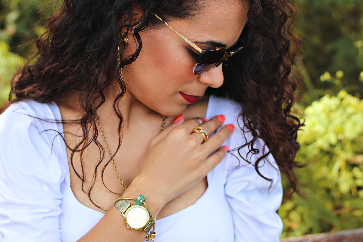 melhores-fotos-ensaio-feminino-winnie-rosa-fotografa-ensaios-rj-fotos-diferentes-aniversário-melhores-fotos-feminina-campos-fotografa-retrato-winnie-rosa-fotos-galpão abandonado-prefeitura-barra-mansa-rj-criativa-fotos-mulher olhando para baixo