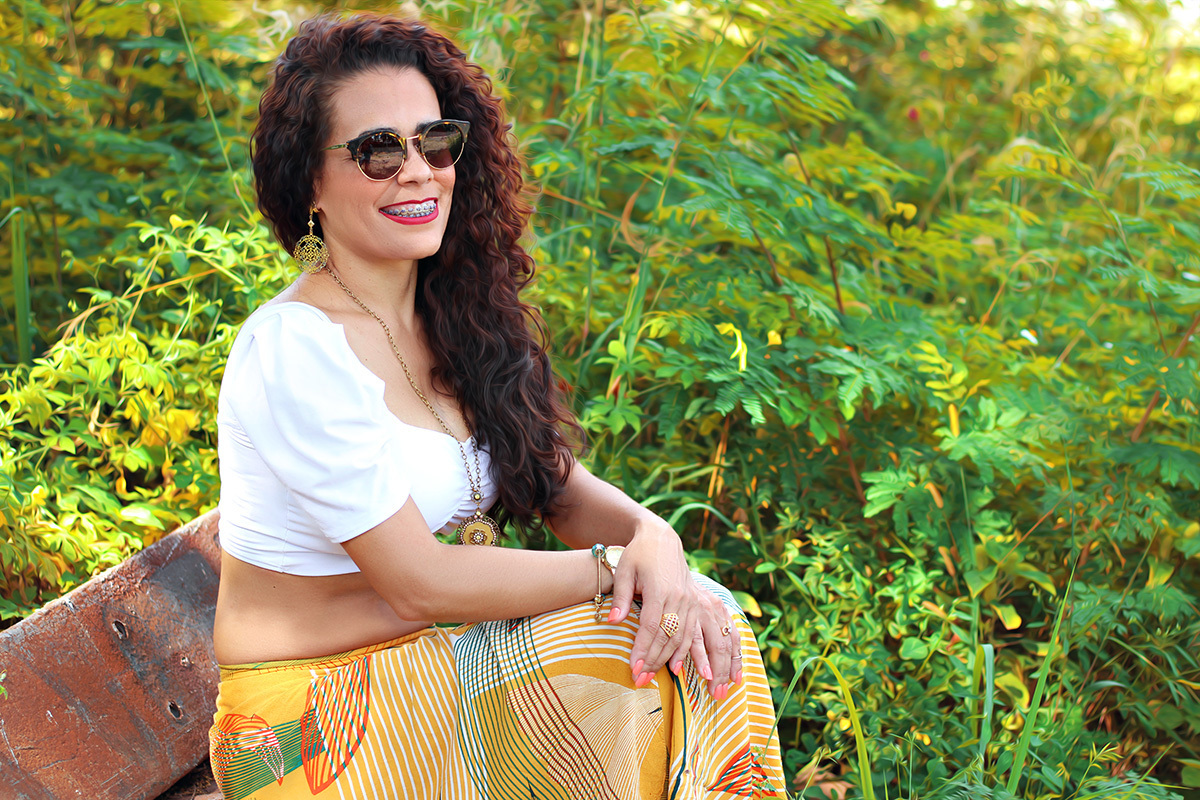 melhores-fotos-ensaio-feminino-winnie-rosa-fotografa-ensaios-rj-fotos-diferentes-aniversário-melhores-fotos-feminina-campos-fotografa-retrato-winnie-rosa-fotos-galpão abandonado-prefeitura-barra-mansa-rj-criativa-fotos-mulher sentada no meio do campo 