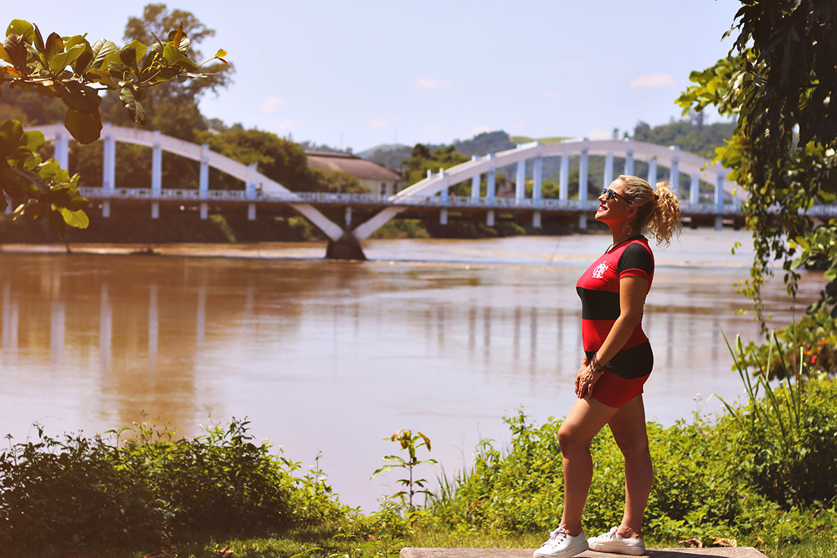 melhores-fotos-ensaio-feminino-winnie-rosa-fotografia-ensaios-rj-fotos-diferentes-quarenta anos-melhores-fotos-feminina-jardim-fotografa-retrato-winnie-rosa-fotos-galeria de arte-barra-mansa-criativa-fotos -mulher com vestido do flamengo em frente ao rio