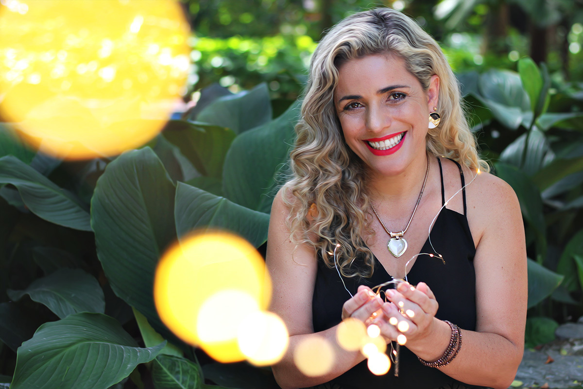 melhores-fotos-ensaio-feminino-winnie-rosa-fotografia-ensaios-rj-fotos-diferentes-quarenta anos-melhores-fotos-feminina-jardim-fotografa-retrato-winnie-rosa-fotos-galeria de arte-barra-mansa-rj-criativa-fotos 40 anos-mulher no jardim com luz de fadas