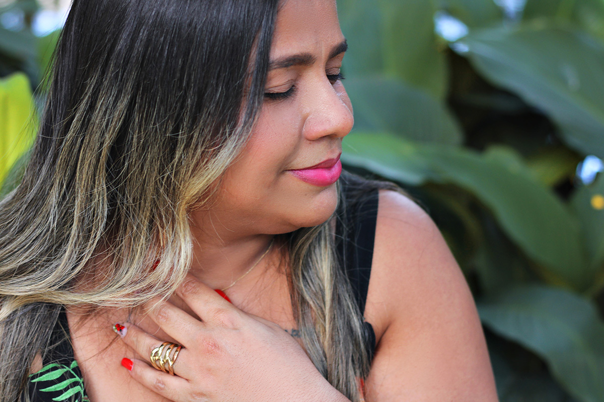 melhores-fotos-ensaio-e-feminino-winnie-rosa-fotografo-ensaios-rj-fotos-diferentes-quarenta-anos-melhores-fotos-40-anos-rj-fotografa-retrato-winnie-rosa-fotos-barra-mansa-rj-criativa-fotos-vestido ao vento-jardim das preguiças