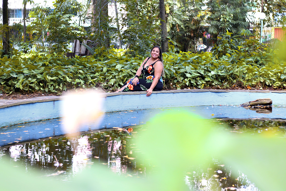 melhores-fotos-ensaio-e-feminino-winnie-rosa-fotografo-ensaios-rj-fotos-diferentes-quarenta-anos-melhores-fotos-40-anos-rj-fotografa-retrato-winnie-rosa-fotos-barra-mansa-rj-criativa-fotos-vestido ao vento-jardim das preguiças em barra mansa RJ