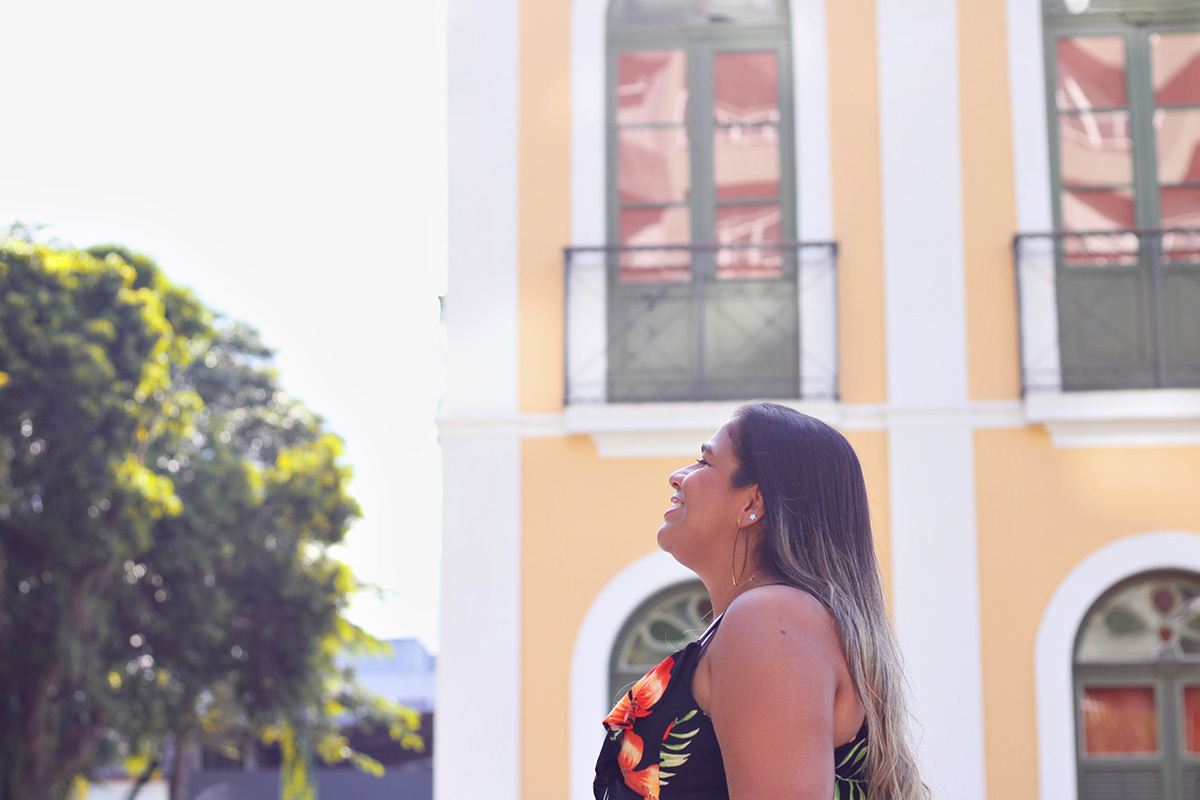melhores-fotos-ensaio-e-feminino-winnie-rosa-fotografo-ensaios-rj-fotos-diferentes-quarenta-anos-melhores-fotos-40-anos-rj-fotografa-retrato-winnie-rosa-fotos-barra-mansa-rj-criativa-fotos-vestido ao vento-câmara municipal de barra mansa-raio de sol-frame
