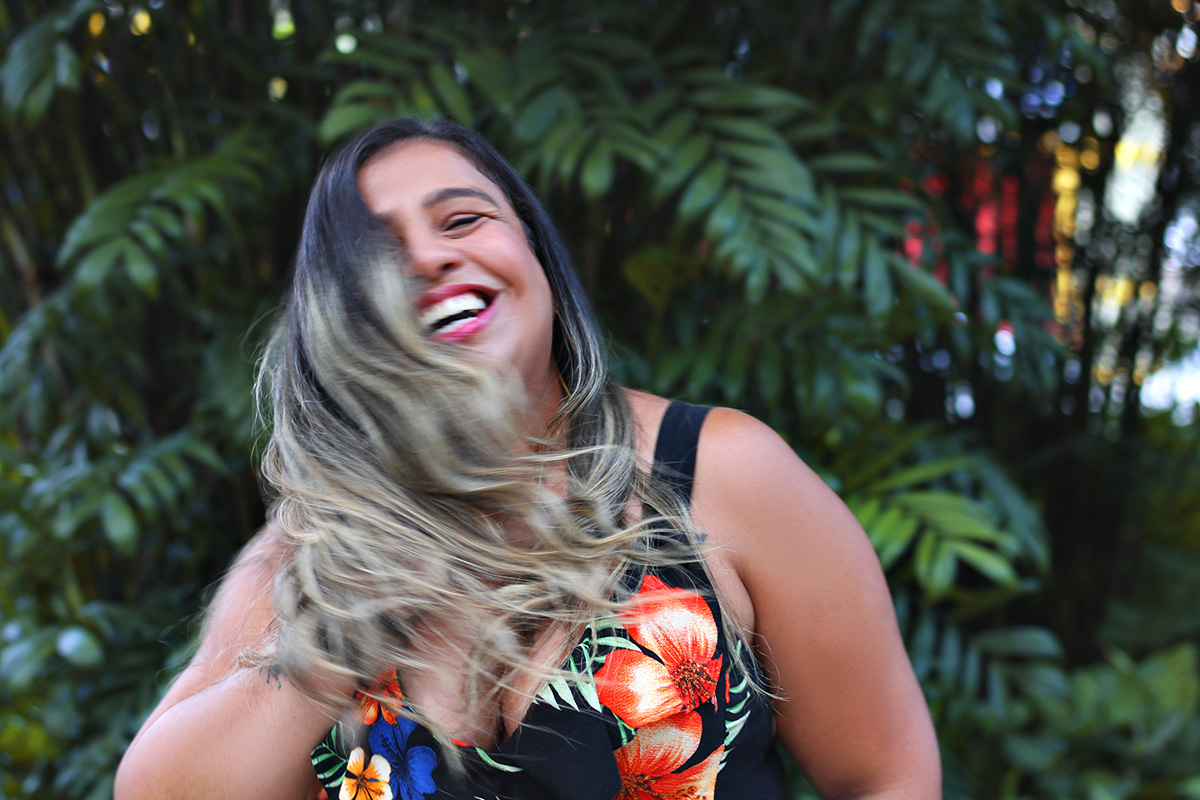 melhores-fotos-ensaio-e-feminino-winnie-rosa-fotografo-ensaios-rj-fotos-diferentes-quarenta-anos-melhores-fotos-40-anos-rj-fotografa-retrato-winnie-rosa-fotos-barra-mansa-rj-criativa-fotos-vestido ao vento-cabelos ao vento - jardim das preguiças BMRJ