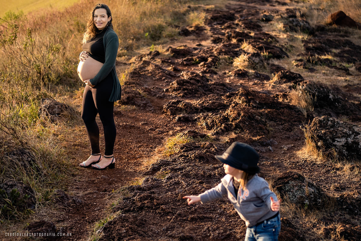 fotografia espontanea de gravida com criança