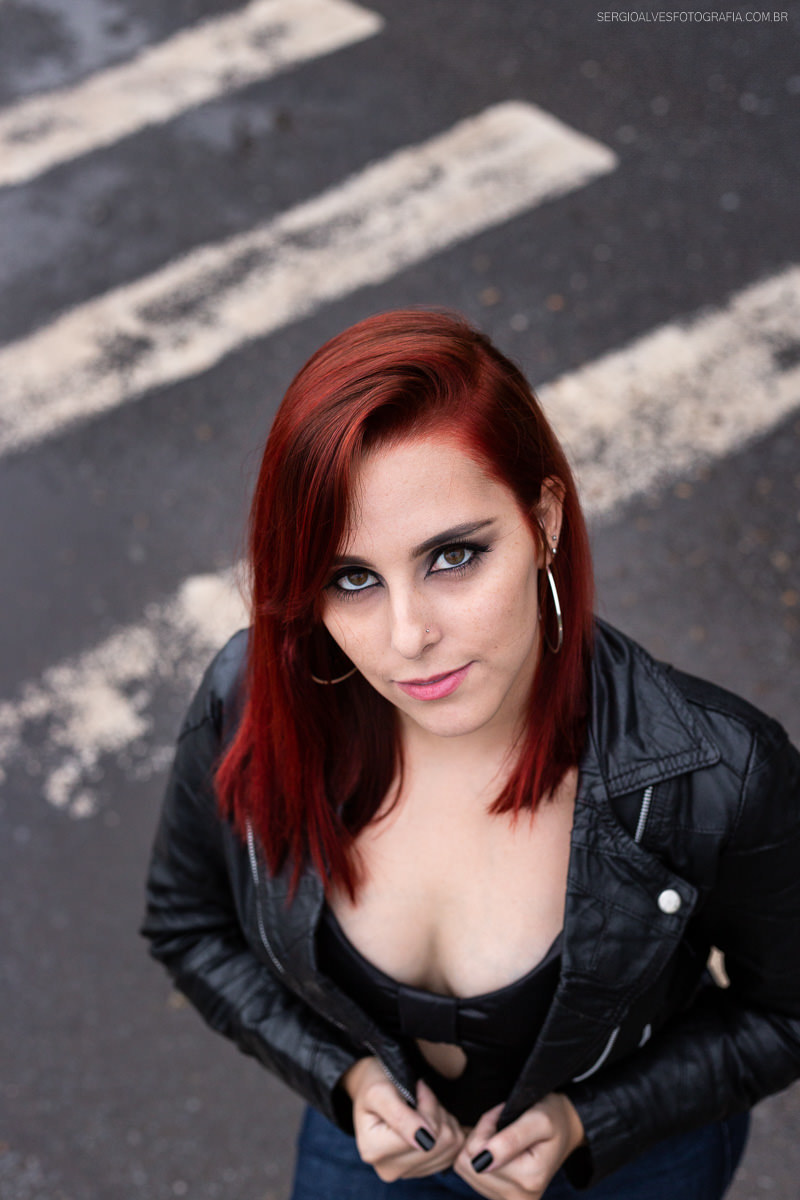 Fotografia casual feminina. Faixa de pedestre. Urbano. Mulher ruiva. Sérgio Alves Fotografia.