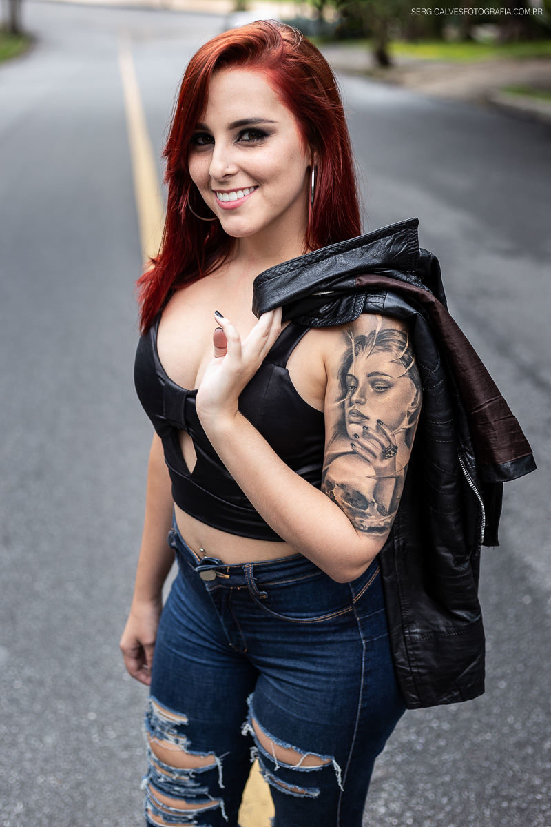 Garota tatuada em ensaio fotográfico. Belo Horizonte.