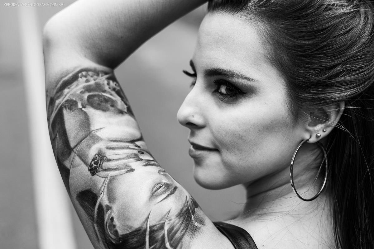 Preto e branco. Ensaio fotográfico com mulher tatuada. Rock and roll. Belo Horizonte.