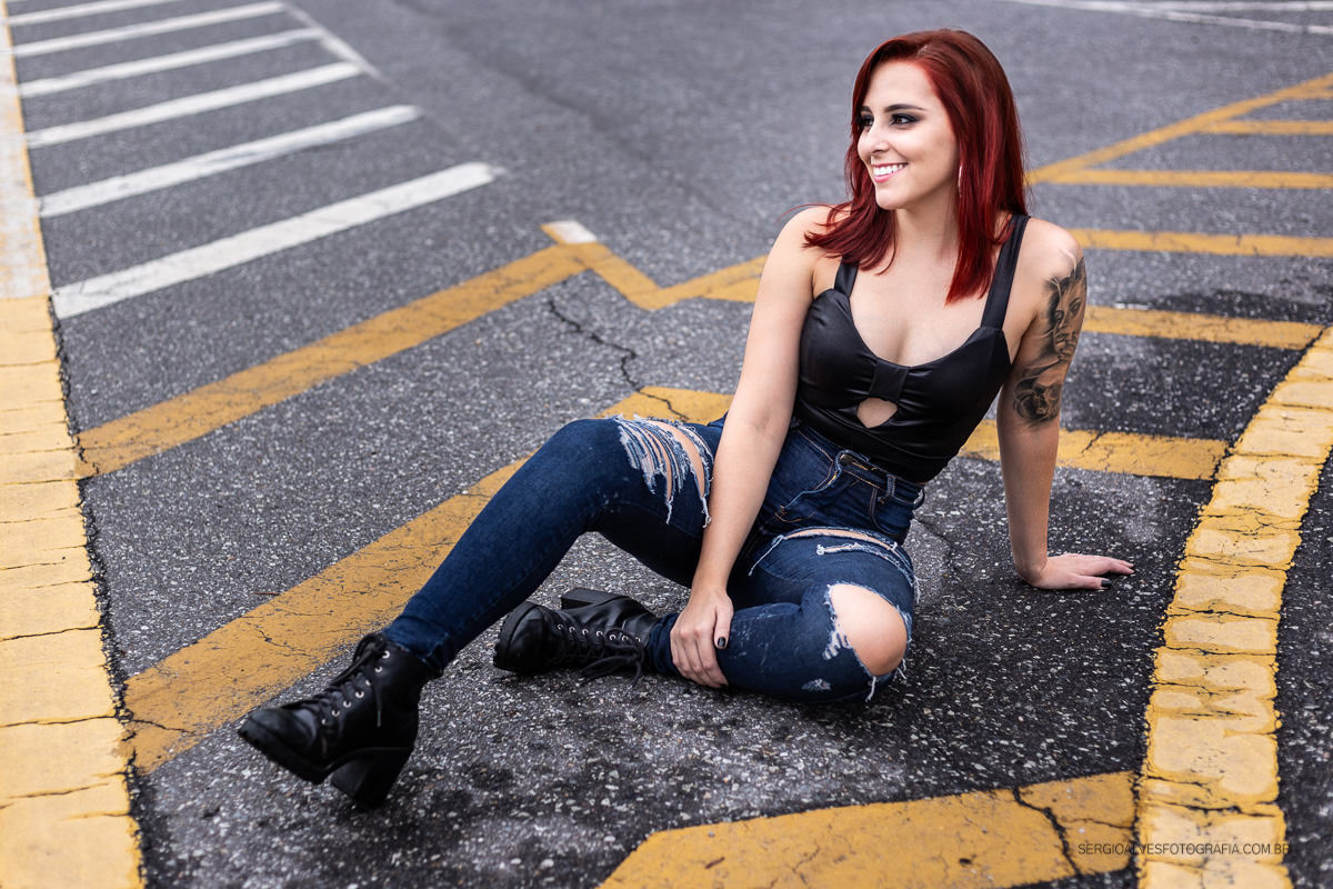 Ensaio Urbano. Faixas de pedestre e sinalização. Em meio a rua. Transito. BH.