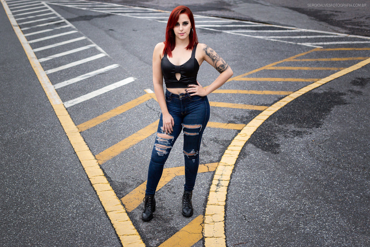 Fotografia para autoestima. Tenha mais amor próprio. Faixa de pedestre. Ensaio na rua. Belo Horizonte. Praça Governador Israel Pinheiro.