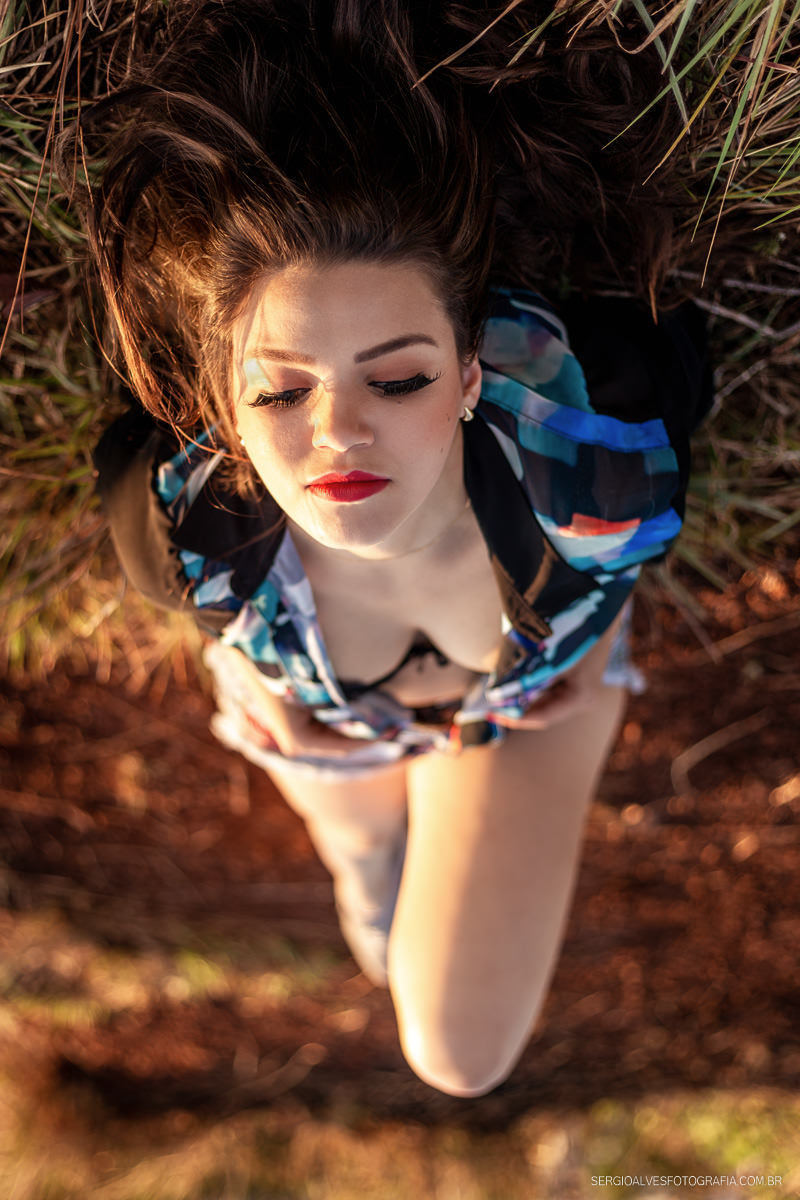 Ensaio sensual feminino em ambiente externo. Serra do Curral, BH.