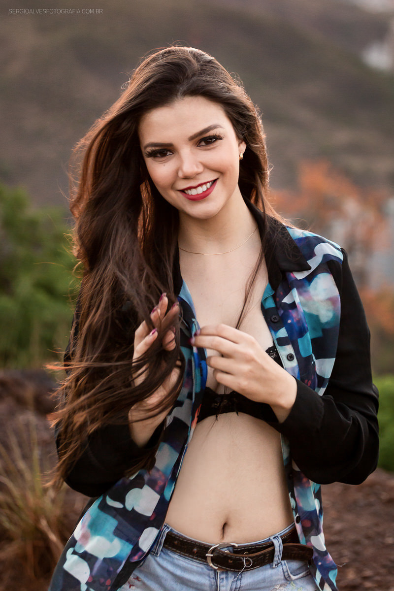 Ensaio feminino em área externa. Natureza. Sorriso e naturalidade em fotografia profissional em Belo Horizonte. Minas Gerais.