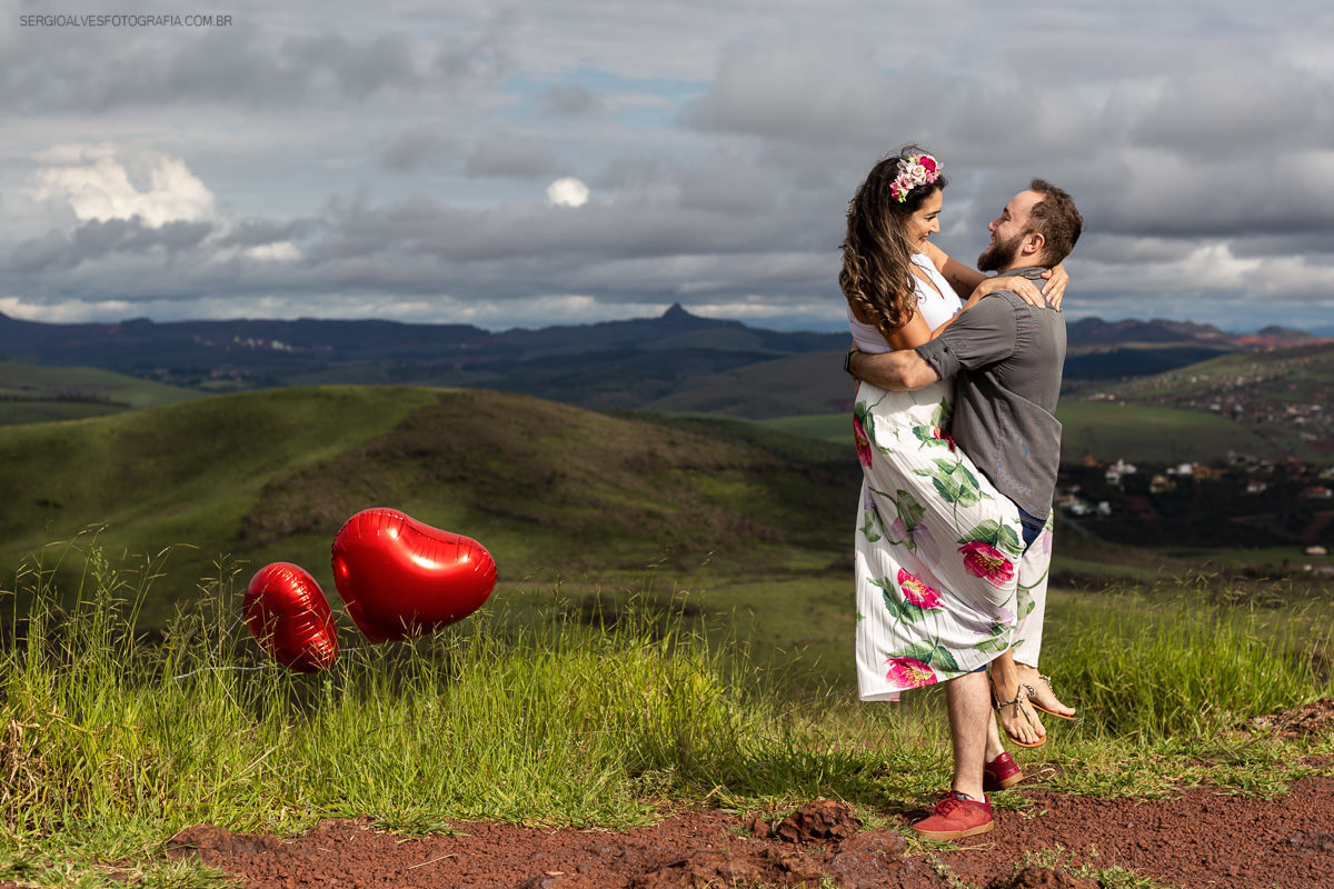 Ensaio pre casamento divertido. Noiva nos braços do noivo. Belo Horizonte.