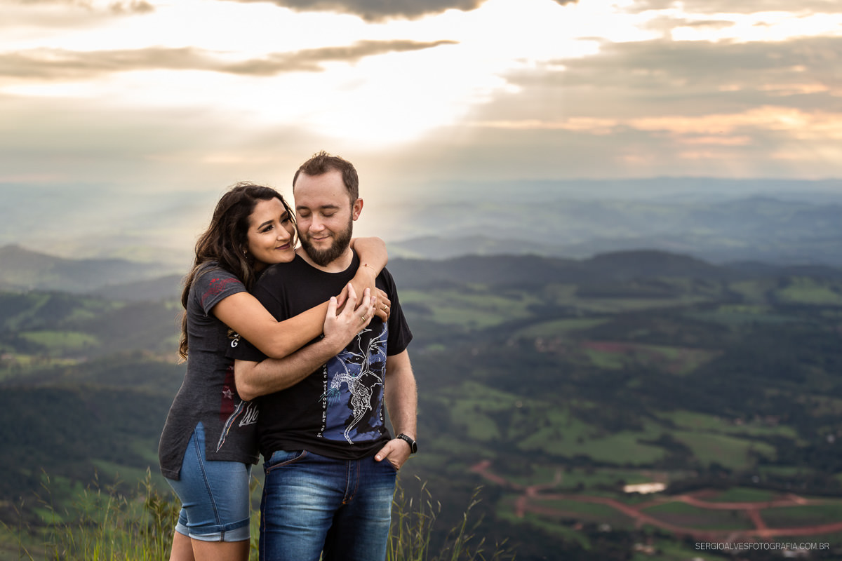 Melhor local para ensaio de casal em Belo Horizonte. Topo do Mundo, Serra da Moeda. Por do Sol.