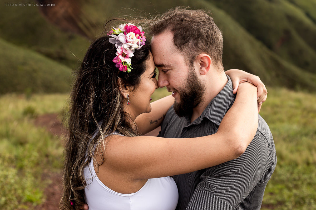 Casal apaixonado em ensaio pré casamento. Topo do mundo, Brumadinho, Minas Gerais.