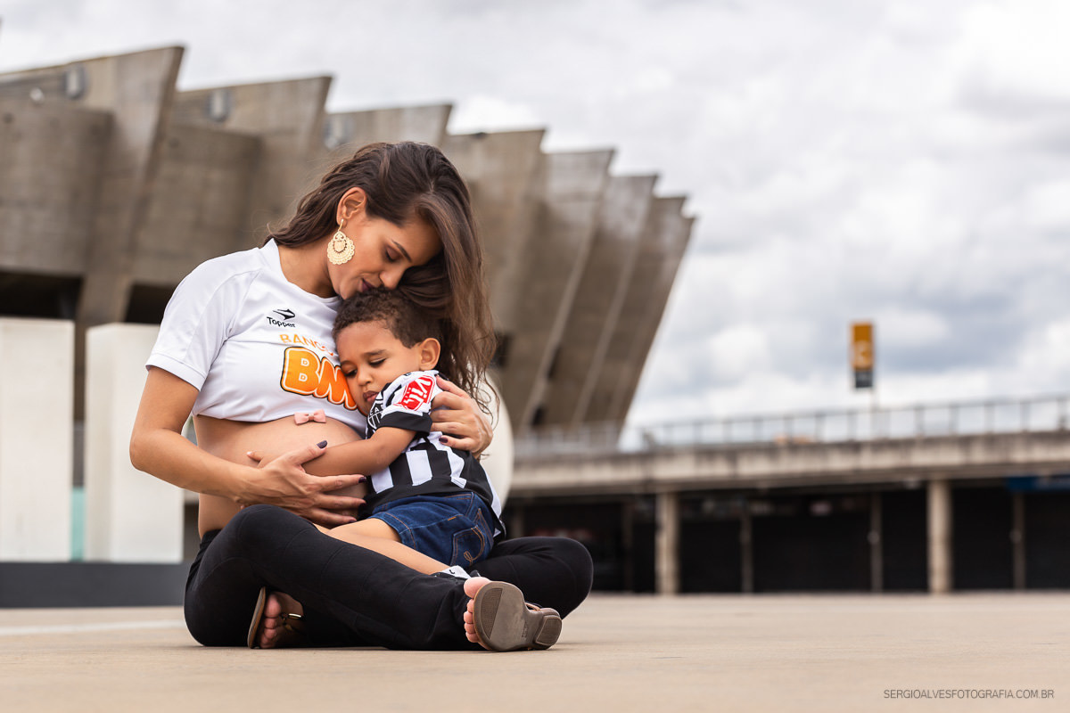 BOOK GESTANTE BH. Amor de mãe e filho atleticanos no estadio Mineirão. Ensaio gestante em Belo Horizonte.