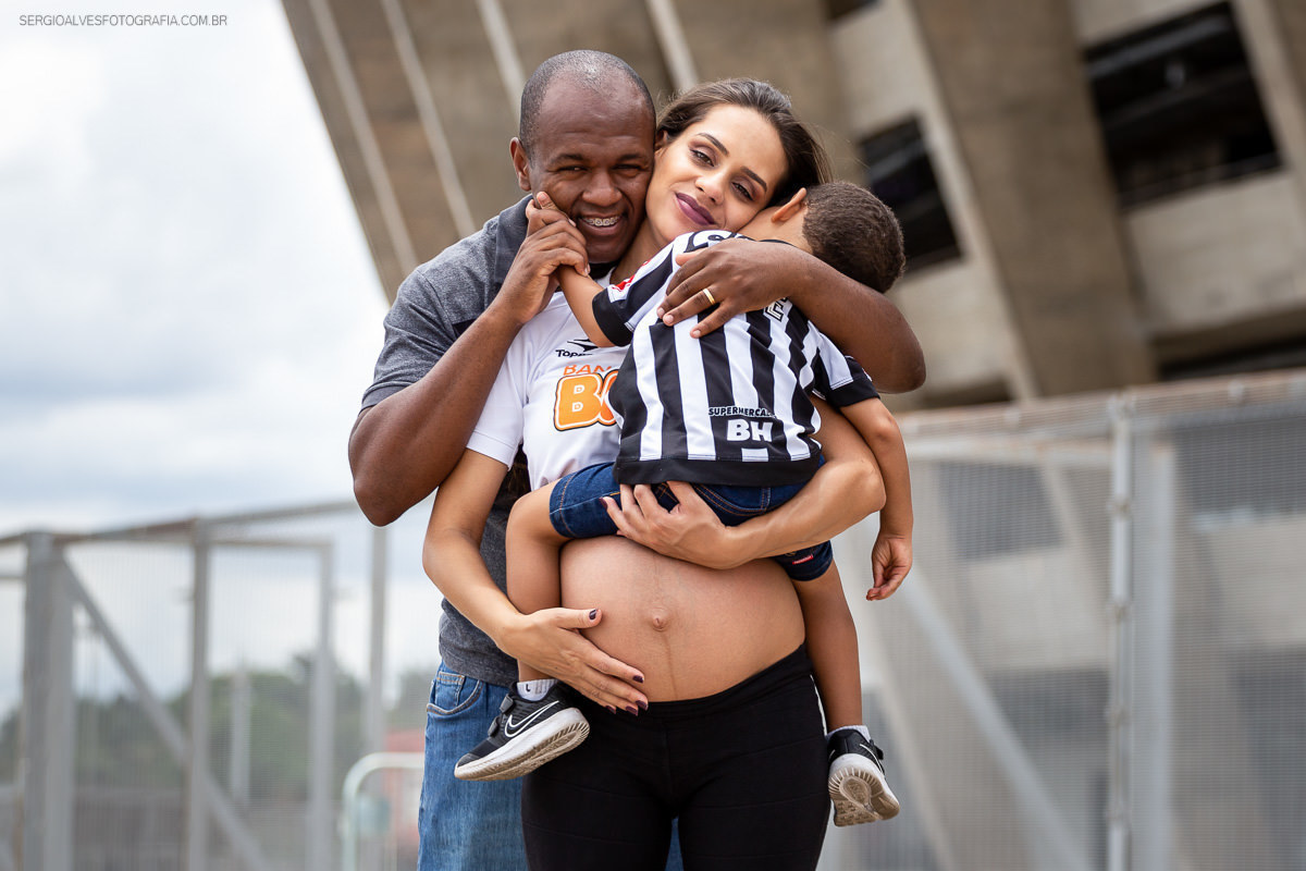 Ensaio no estádio Mineirão. Estadio Governador Magalhães Pinto. Ensaio gestante em Belo Horizonte.