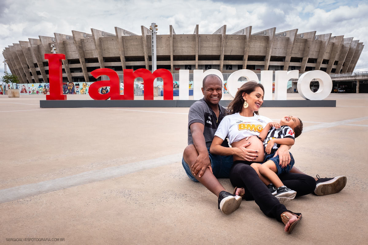 Fotografia espontânea em Belo Horizonte. Ensaio gestante, família se diverte no Mineirão.