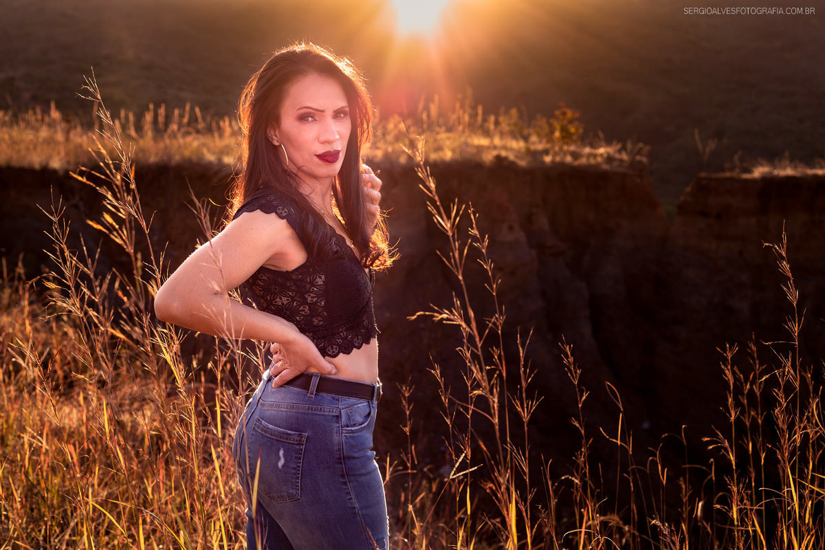 Ensaio fotografico feminino realizado no trilho abandonado no bairro Belvedere em Belo Horizonte.
