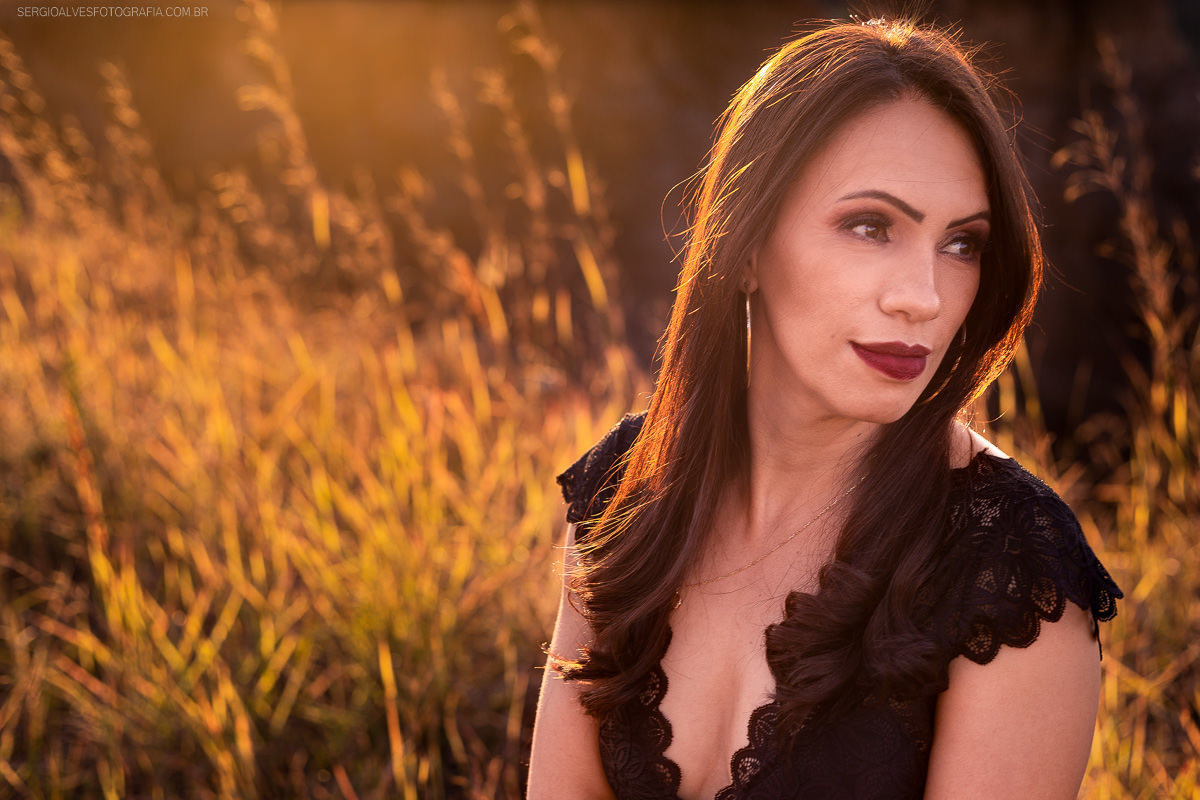 Ensiao feminino no por do Sol em Belo Horizonte - BH. Golden hour. Retrato feminino. Mulher com auto estima elevada. Poder feminino. Ensaio feminino BH.