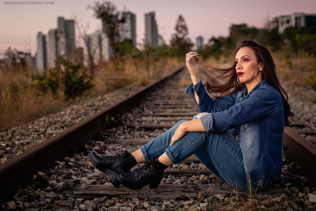 Trilho abandonado em Belo Horizonte. Fotografia feminina.