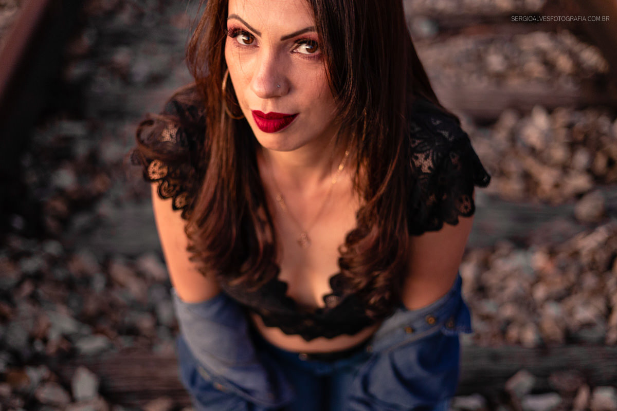 Ensaio sensual casual feminino em ambiente externo. Trilho do bairro Belvedere em BH.