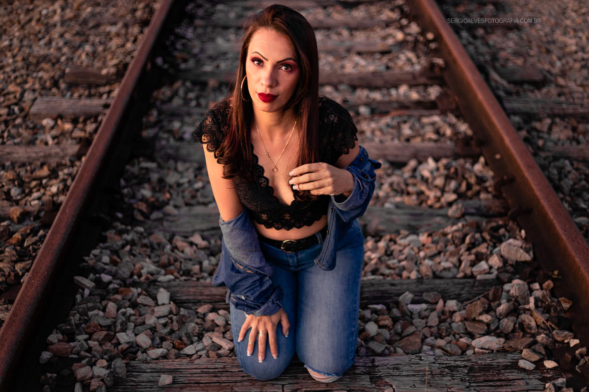 Mulher empoderada. Ensaio feminino em Belo Horizonte - BH. Auto estima elevada. Sessão fotografica BH. Retrato feminino. Sergio Alves Fotografia. Trilho abandonado em Belo Horizonte.