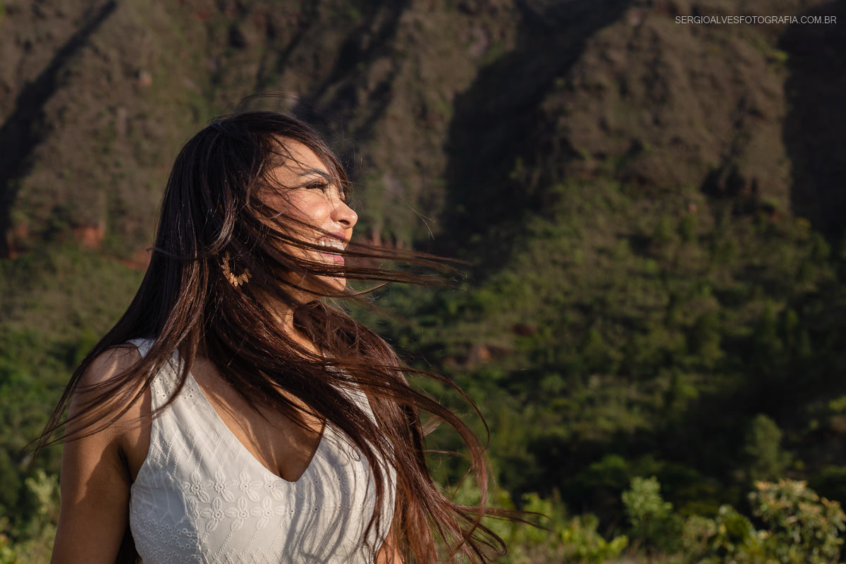 Ensaio espontaneo feminino na natureza
