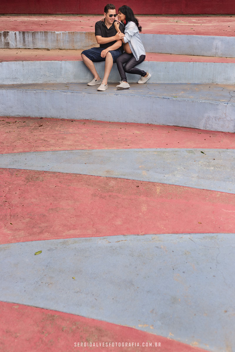 casal gestante sentado carinho